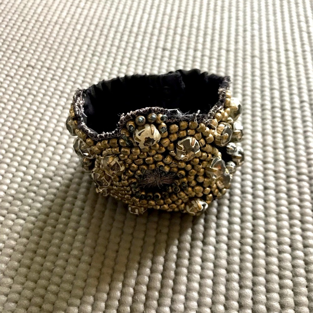 Elegant Gold and Black Beaded Bracelet